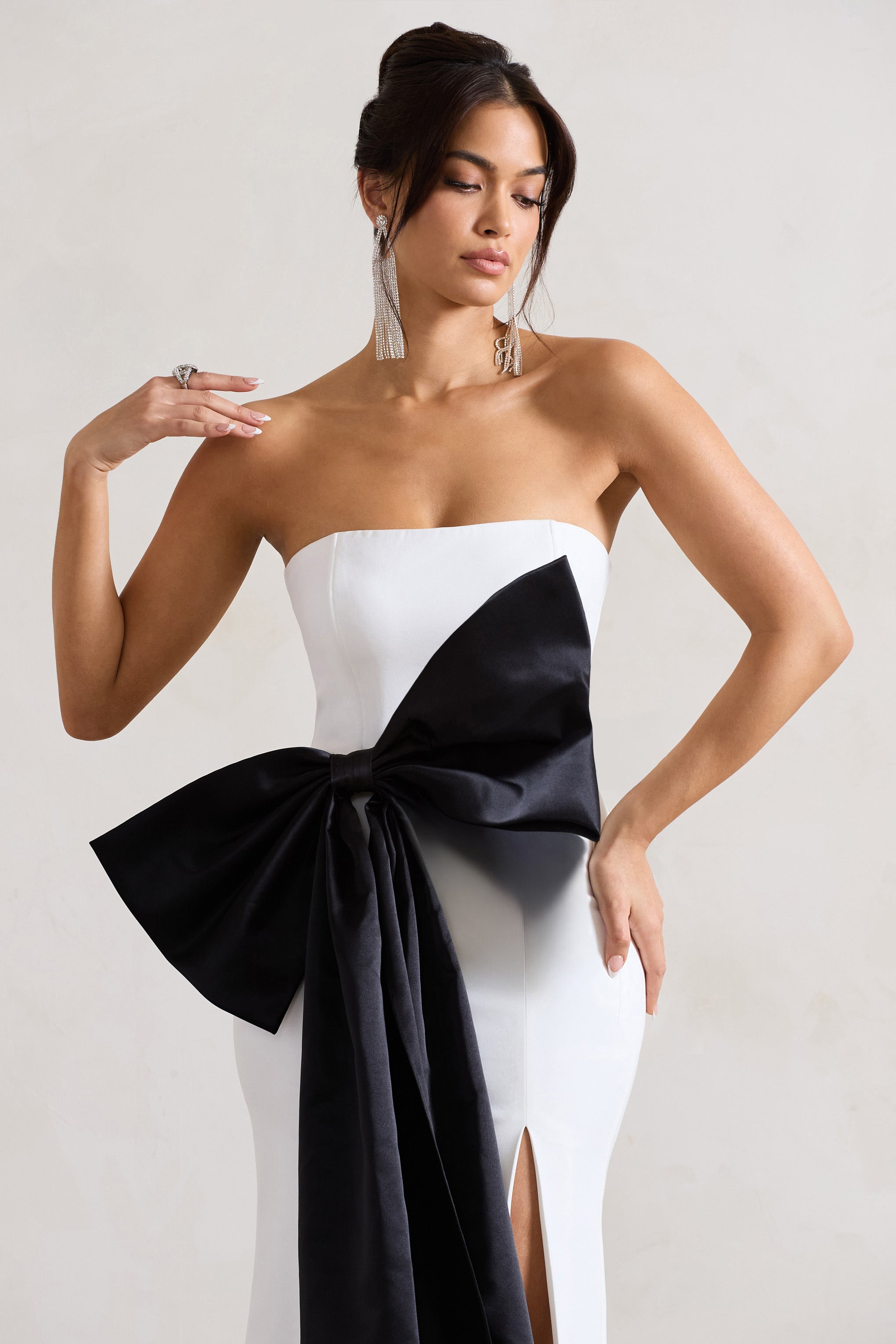 Saygılarımızla | Beyaz Bandeau Yırtmaçlı Maxi Elbise ile Oversize Siyah Fiyonk