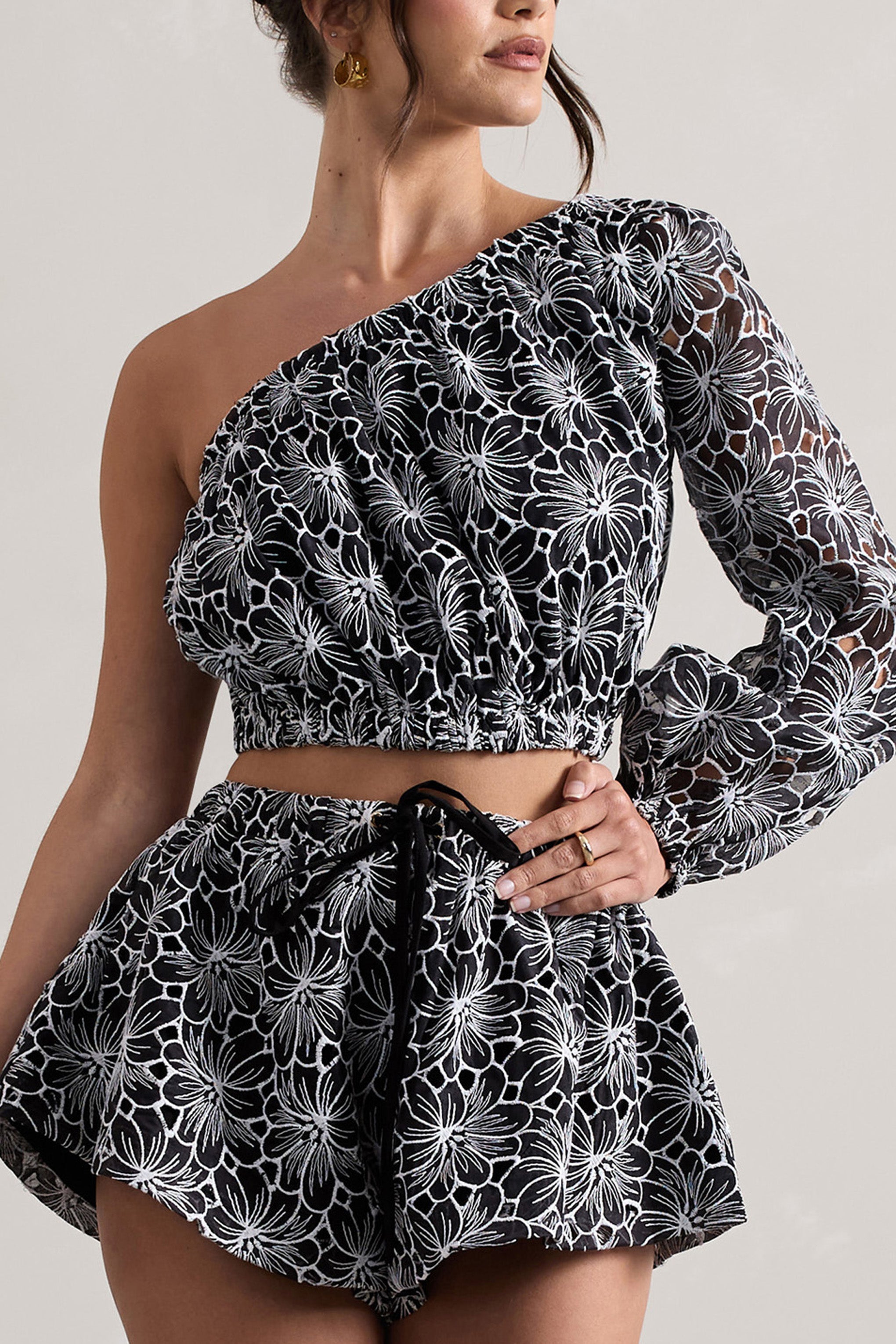 Son İstek | Siyah Dantel Asimetrik Tek Kol Crop-Top