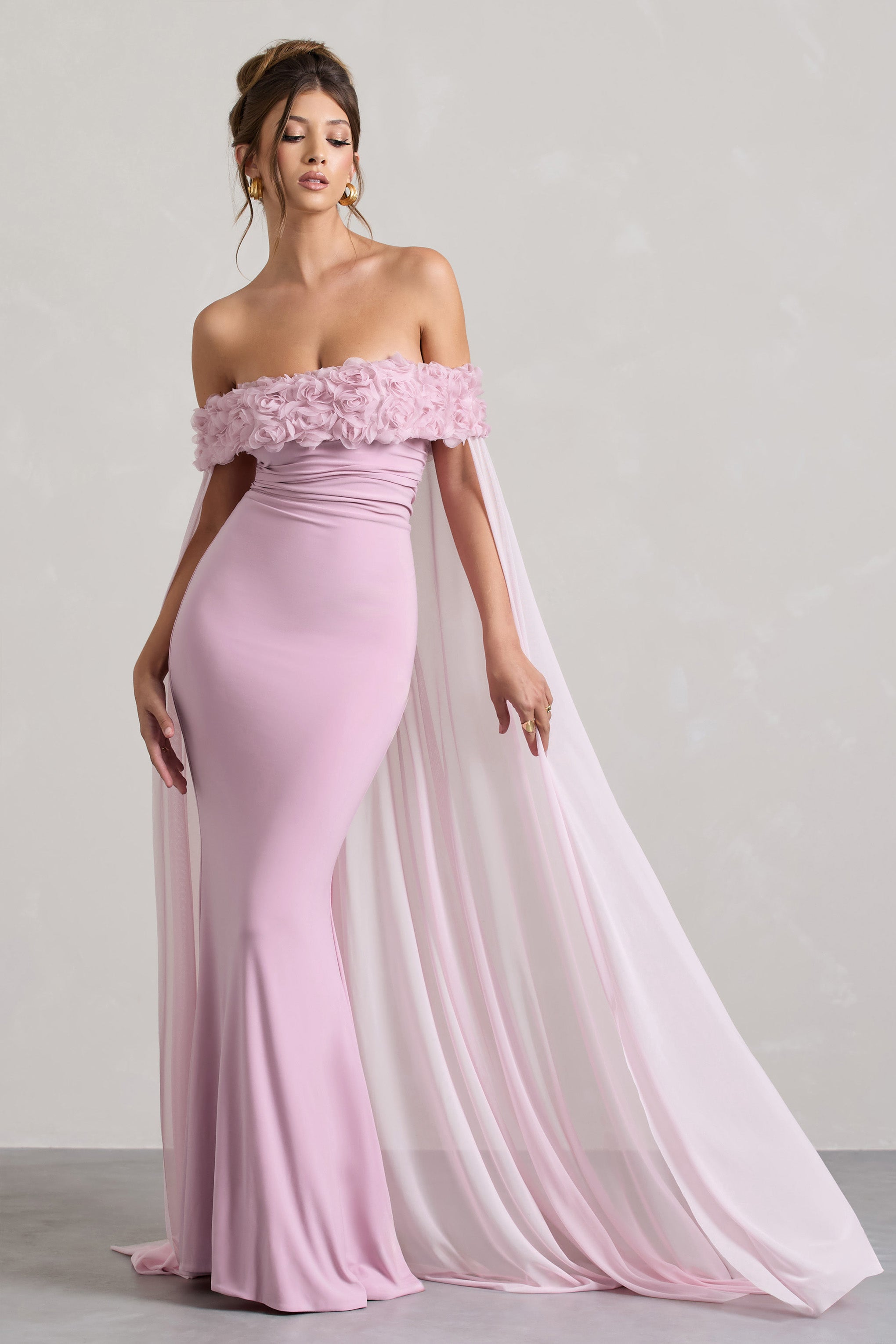 Avant Garde | Toz Pembe Çiçekli Bardot Kuyruklu Maxi Elbise ile File Pelerin