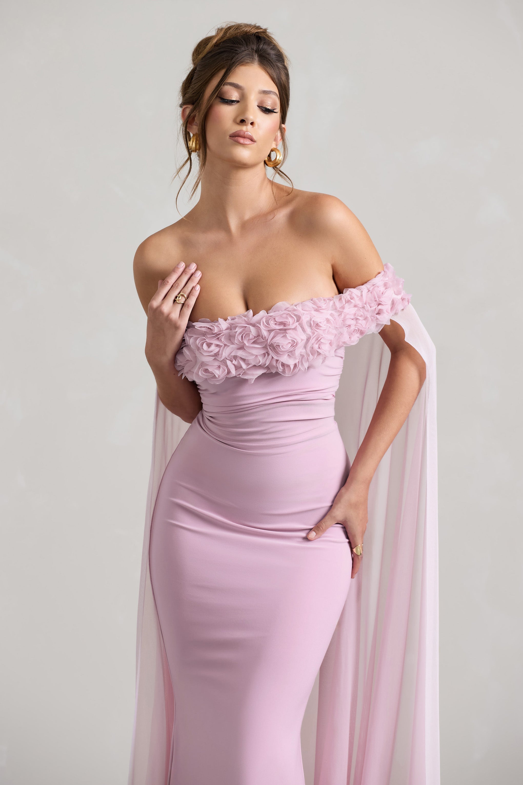 Avant Garde | Toz Pembe Çiçekli Bardot Kuyruklu Maxi Elbise ile File Pelerin
