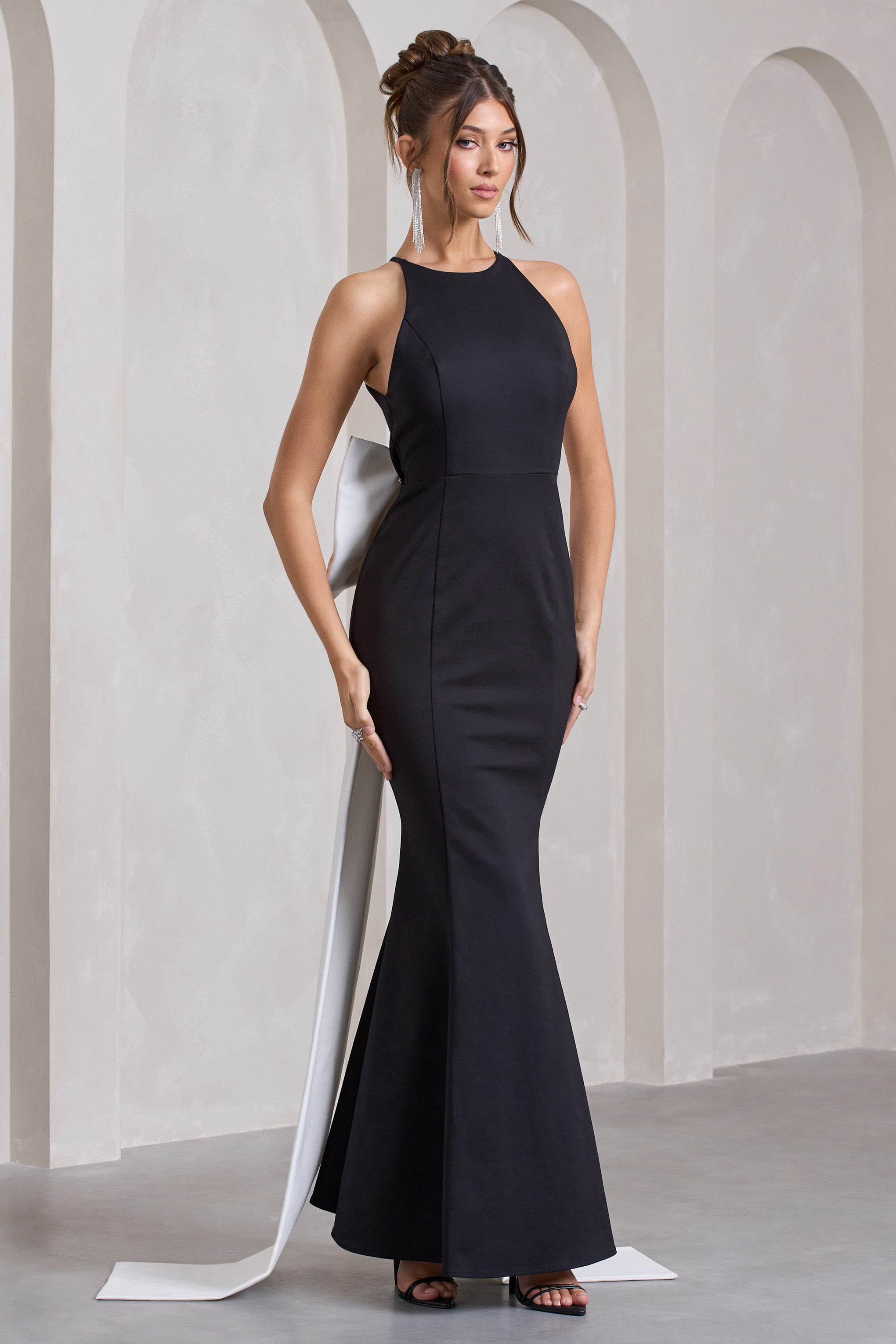 Bestow | Siyah Açık Sırt Maxi Elbise ile Oversized Beyaz Fiyonk