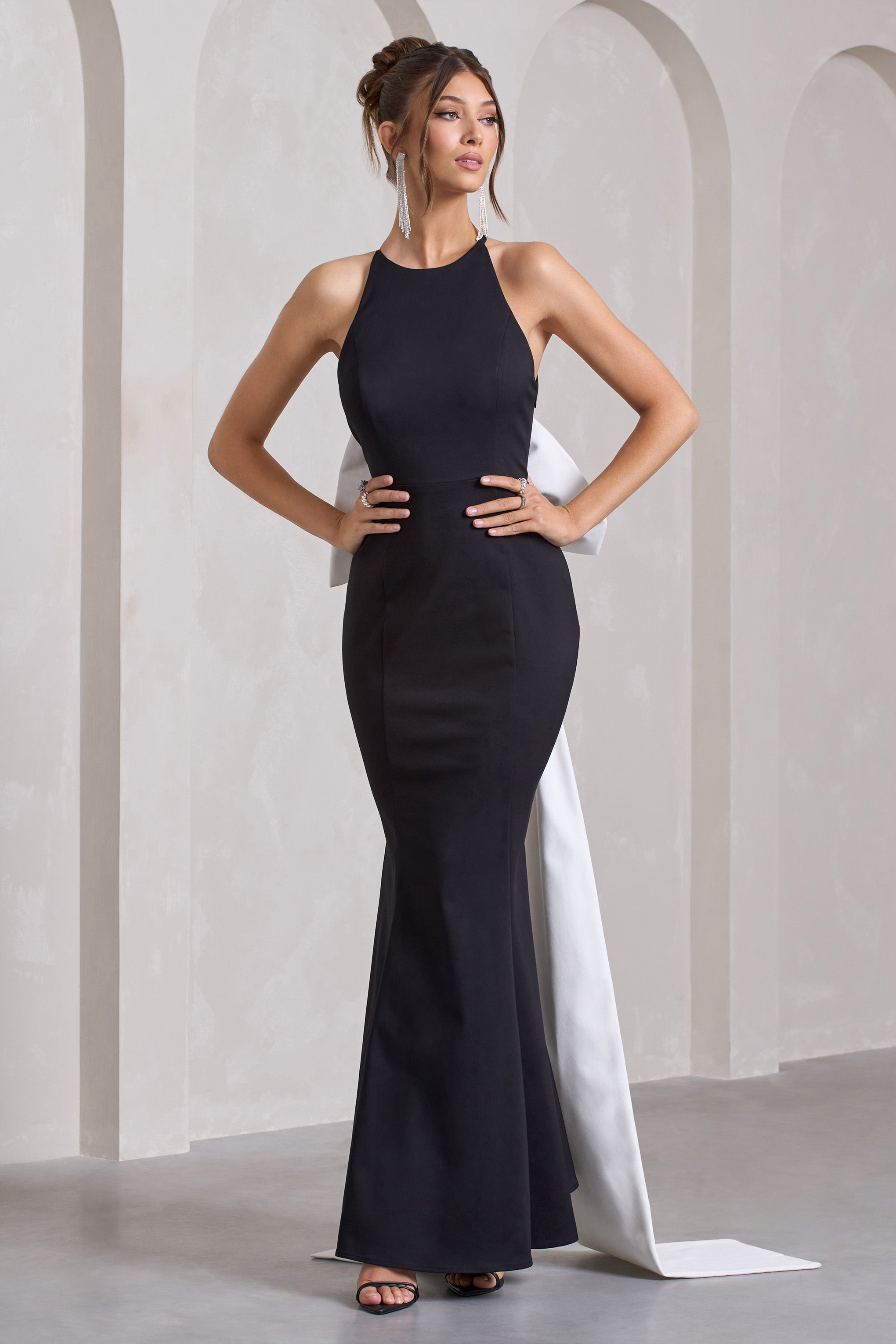 Bestow | Siyah Açık Sırt Maxi Elbise ile Oversized Beyaz Fiyonk