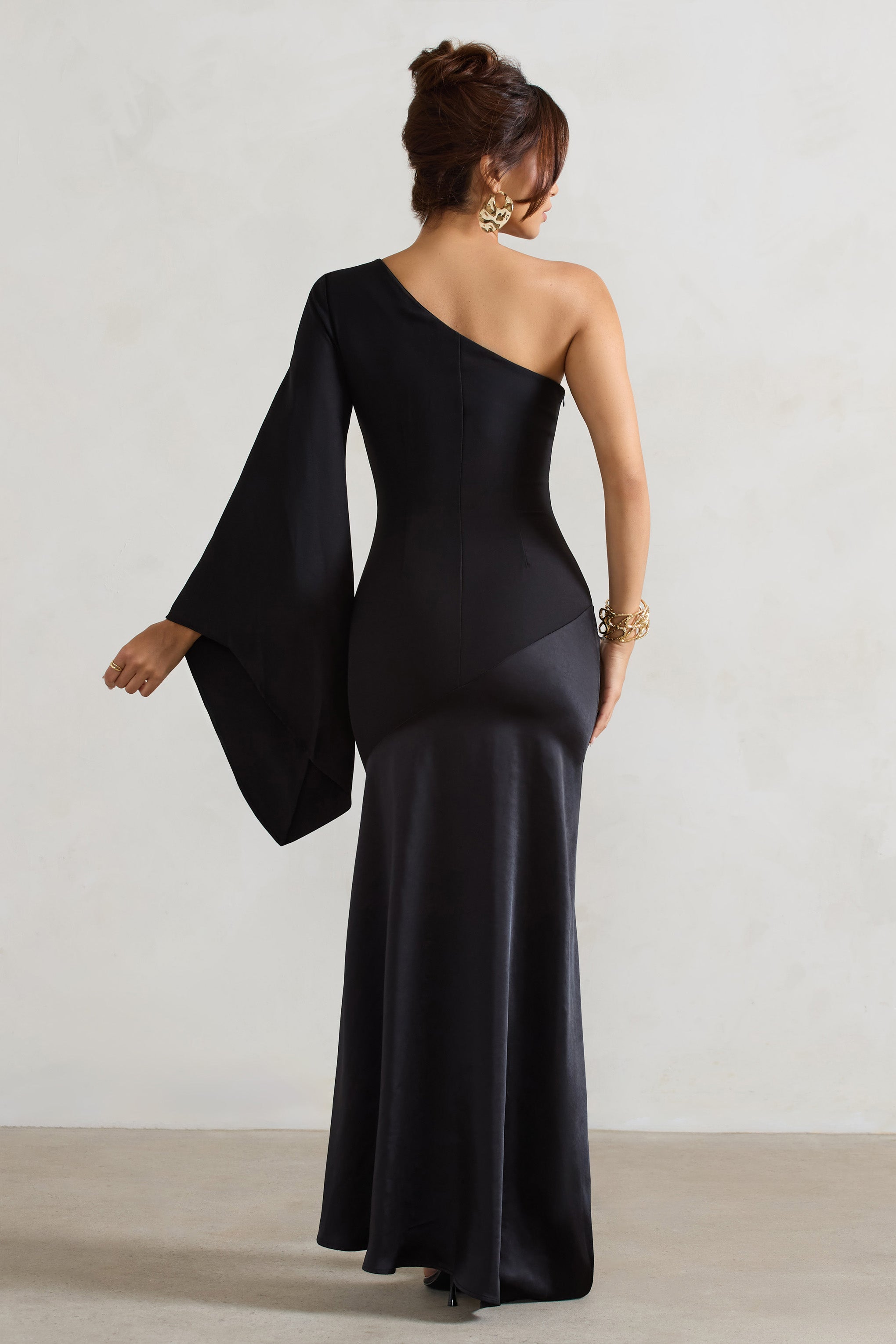 Salem | Saten Etekli Siyah Asimetrik Cape-Kollu Maxi Elbise