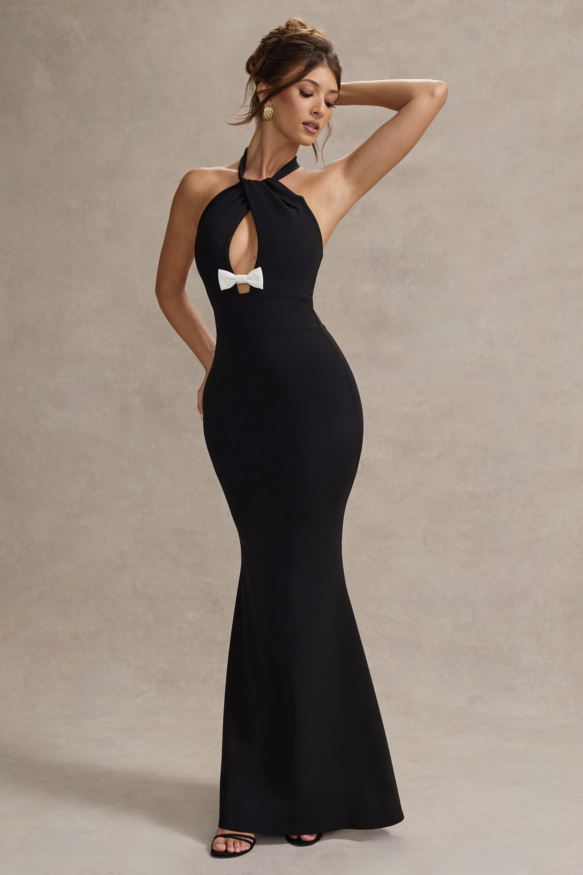 Raelynn | Siyah Halter Yaka Kesik Maxi Elbise ile Fiyonk