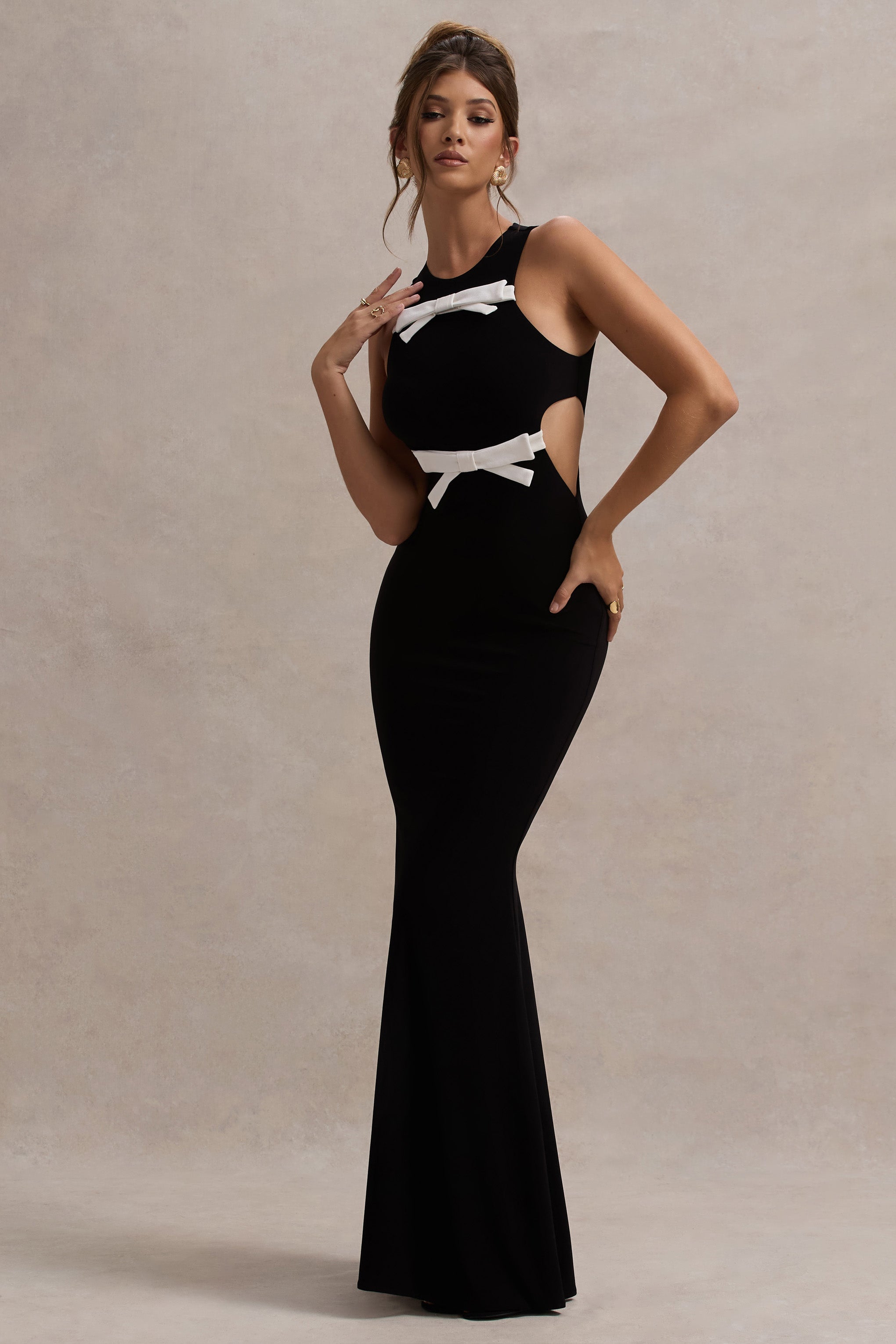 Aurelie | Siyah Kesik Maxi Elbise İle Fiyonklar