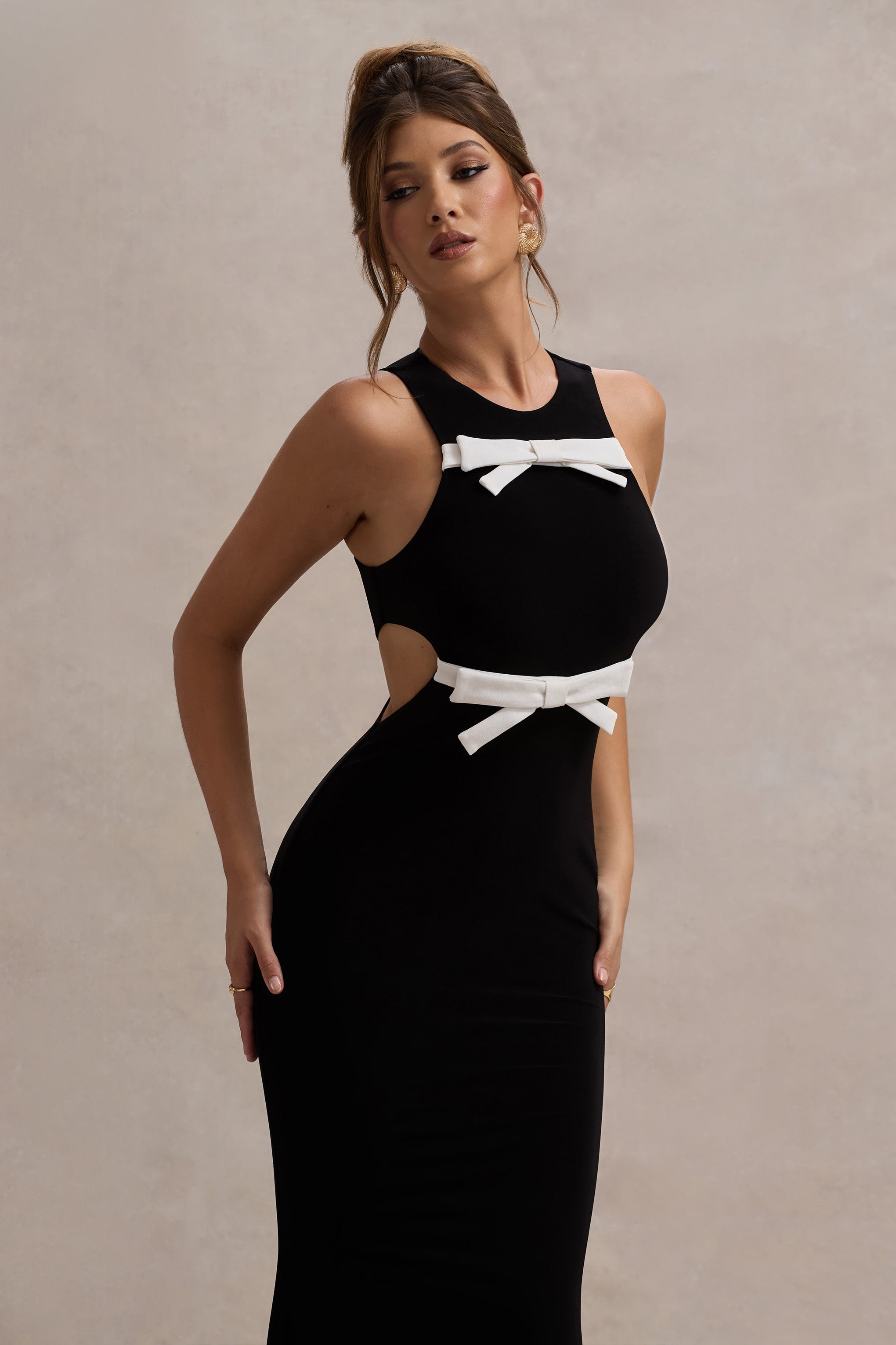 Aurelie | Siyah Kesik Maxi Elbise İle Fiyonklar