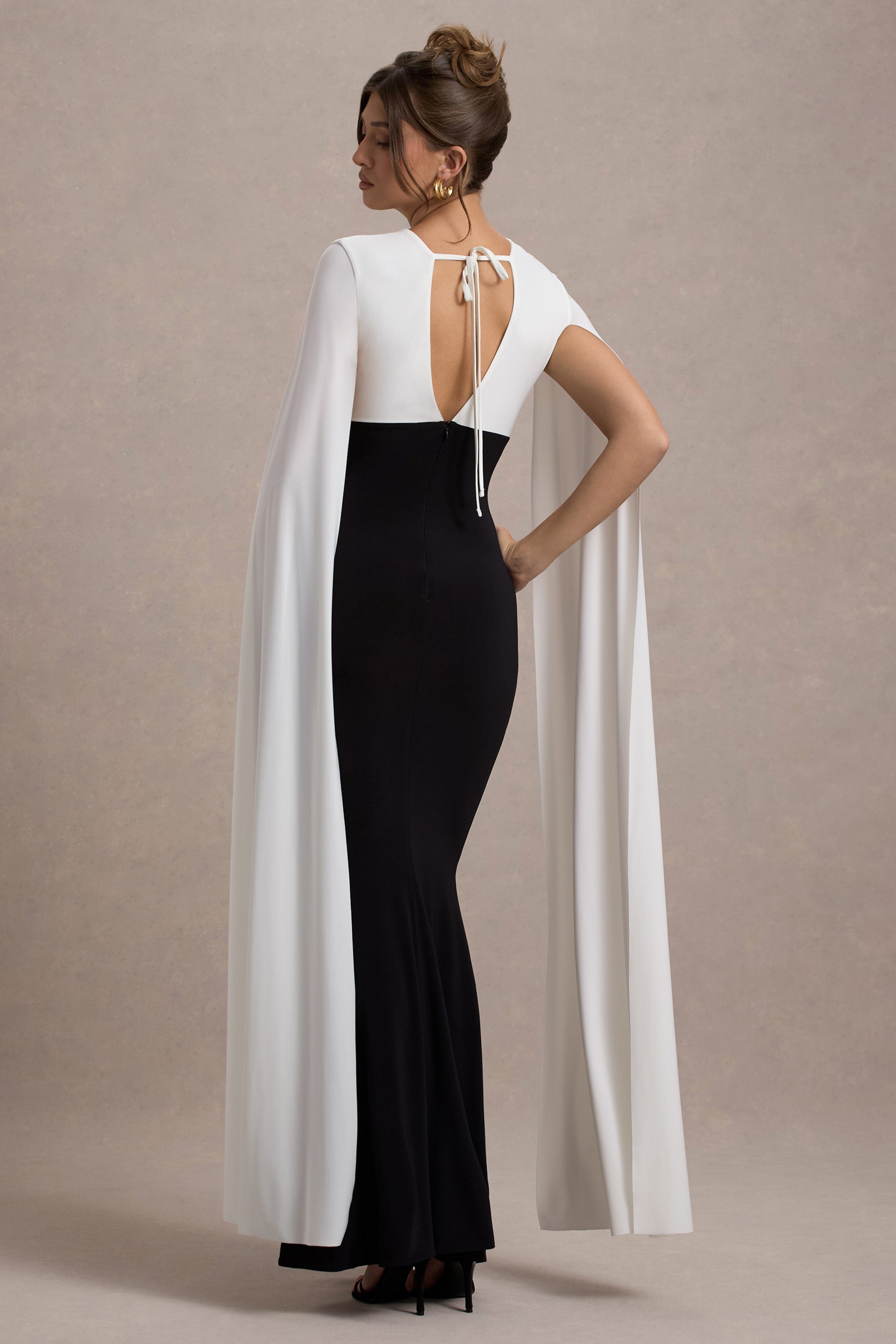 Grace Kelly | Siyah & Beyaz Plaj Yaka Maksi Elbise, Pelerin Kollarla
