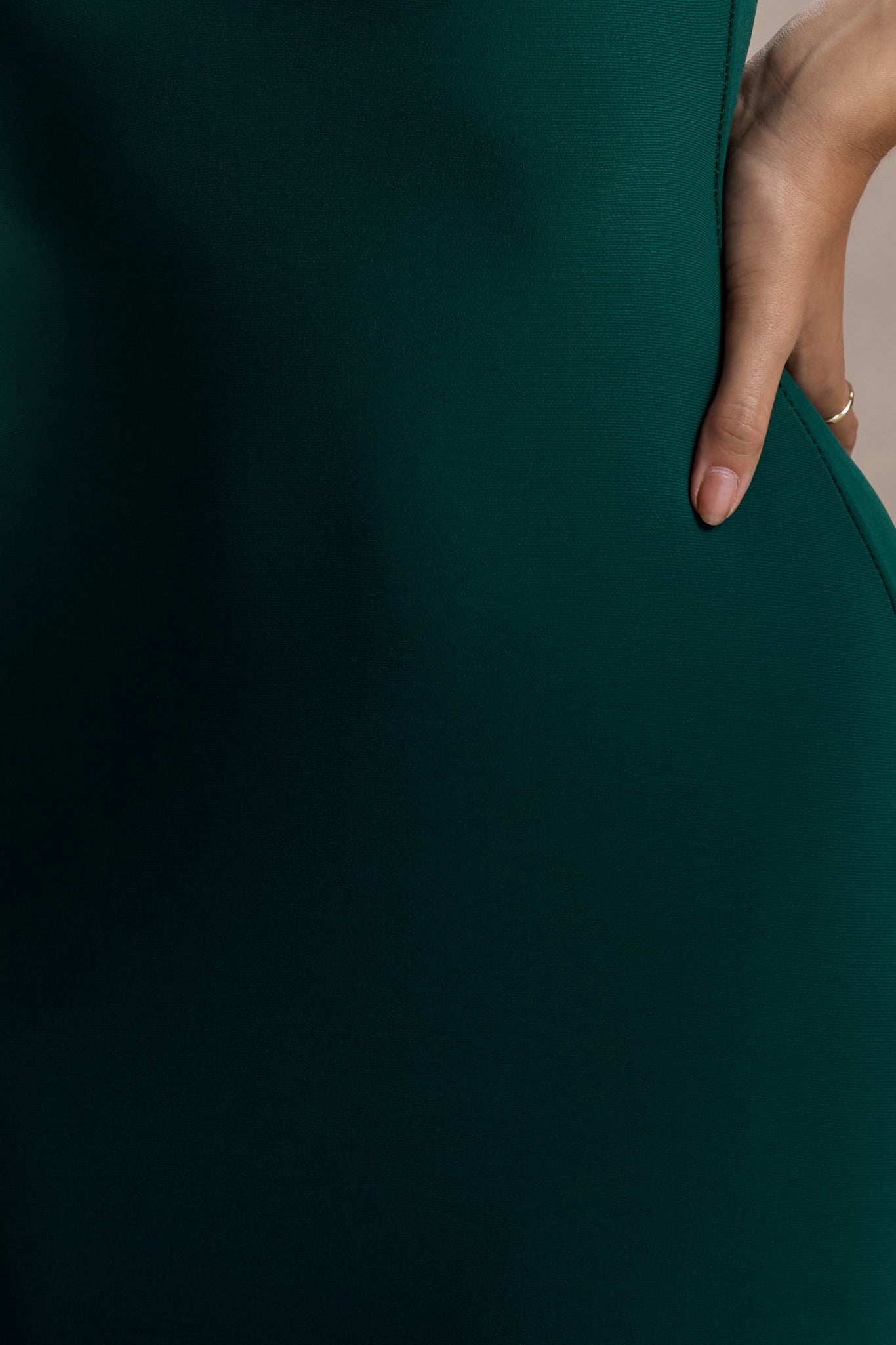 Glamour | Şişe Yeşili Sırt Açık V Yaka Halter Maxi Elbise ile Yan Yırtmaç