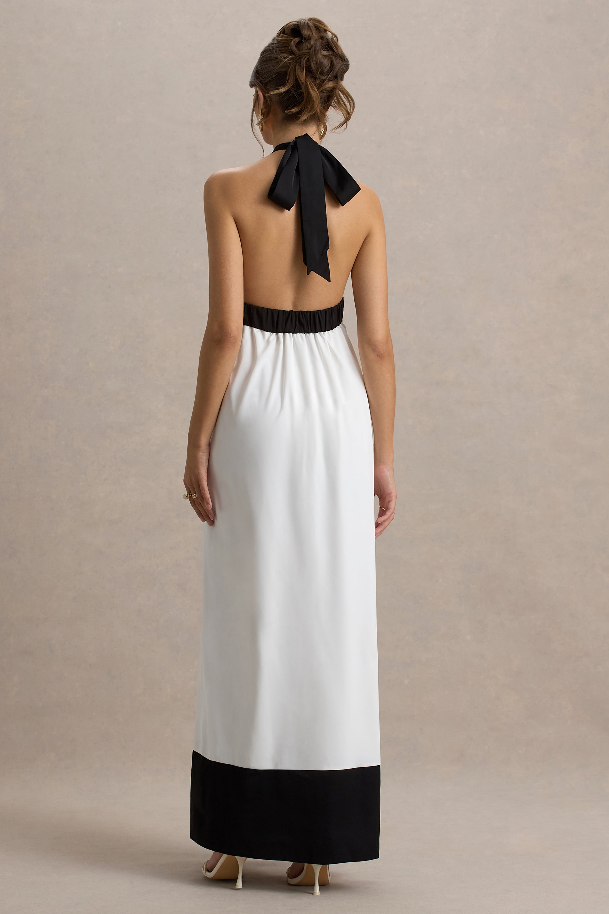 Clarabella | Beyaz & Siyah Halter Yaka Maxi Elbise