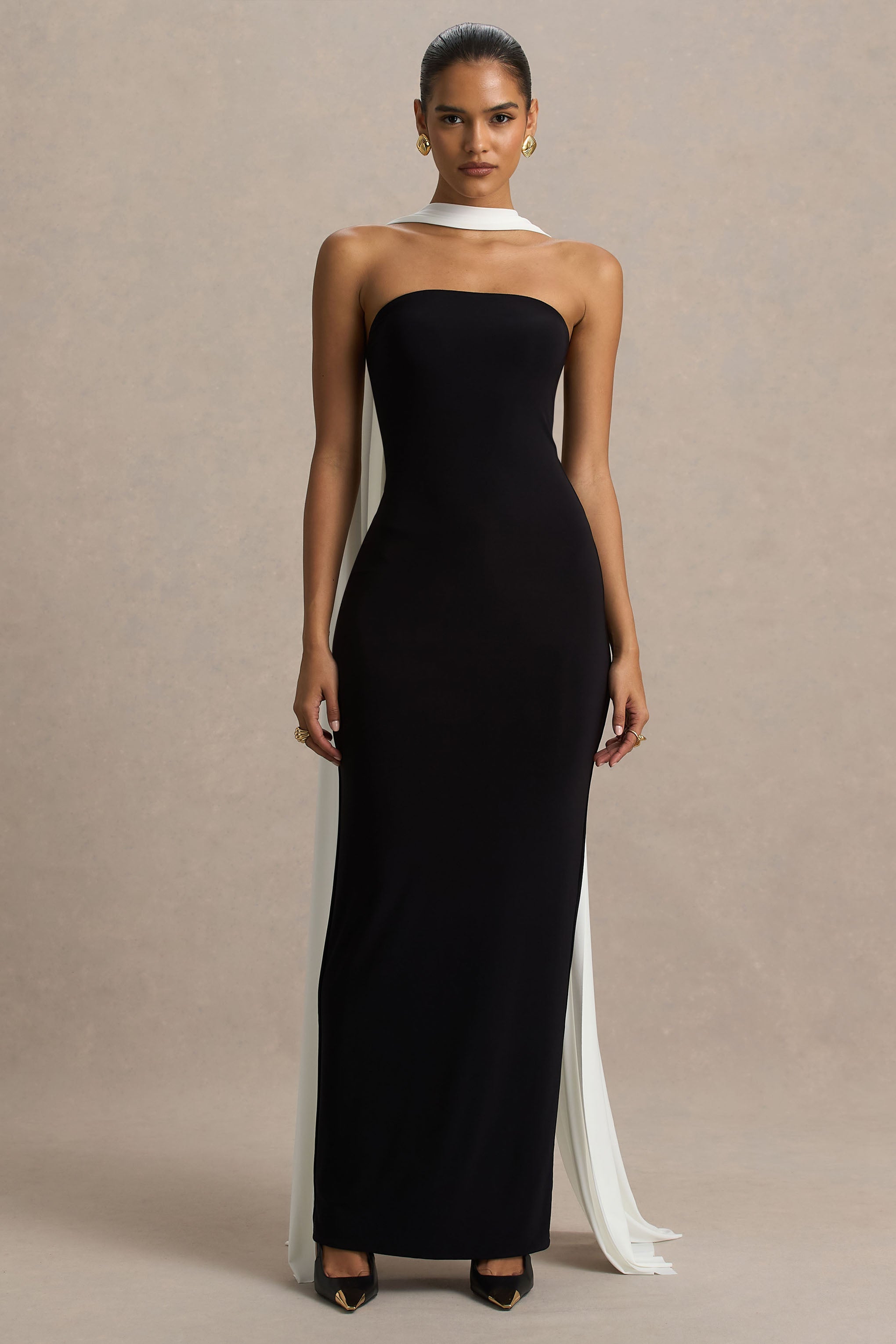 Kelilah | Siyah ve Beyaz Bandeau Maxi Elbise ile Pelerin