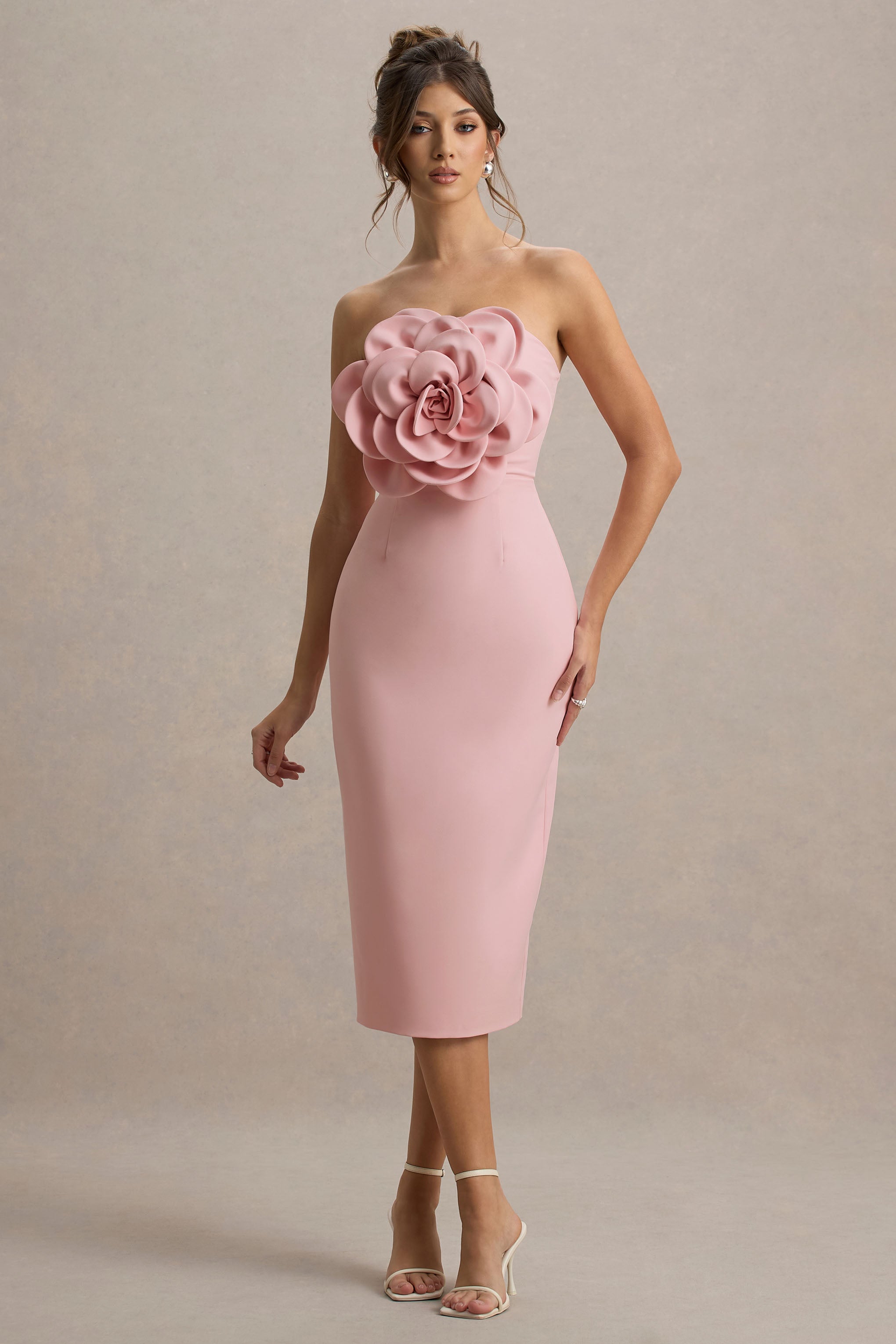 Phina | Büyük Çiçek Korsajlı Soluk Pembe Bodycon Midi Elbise