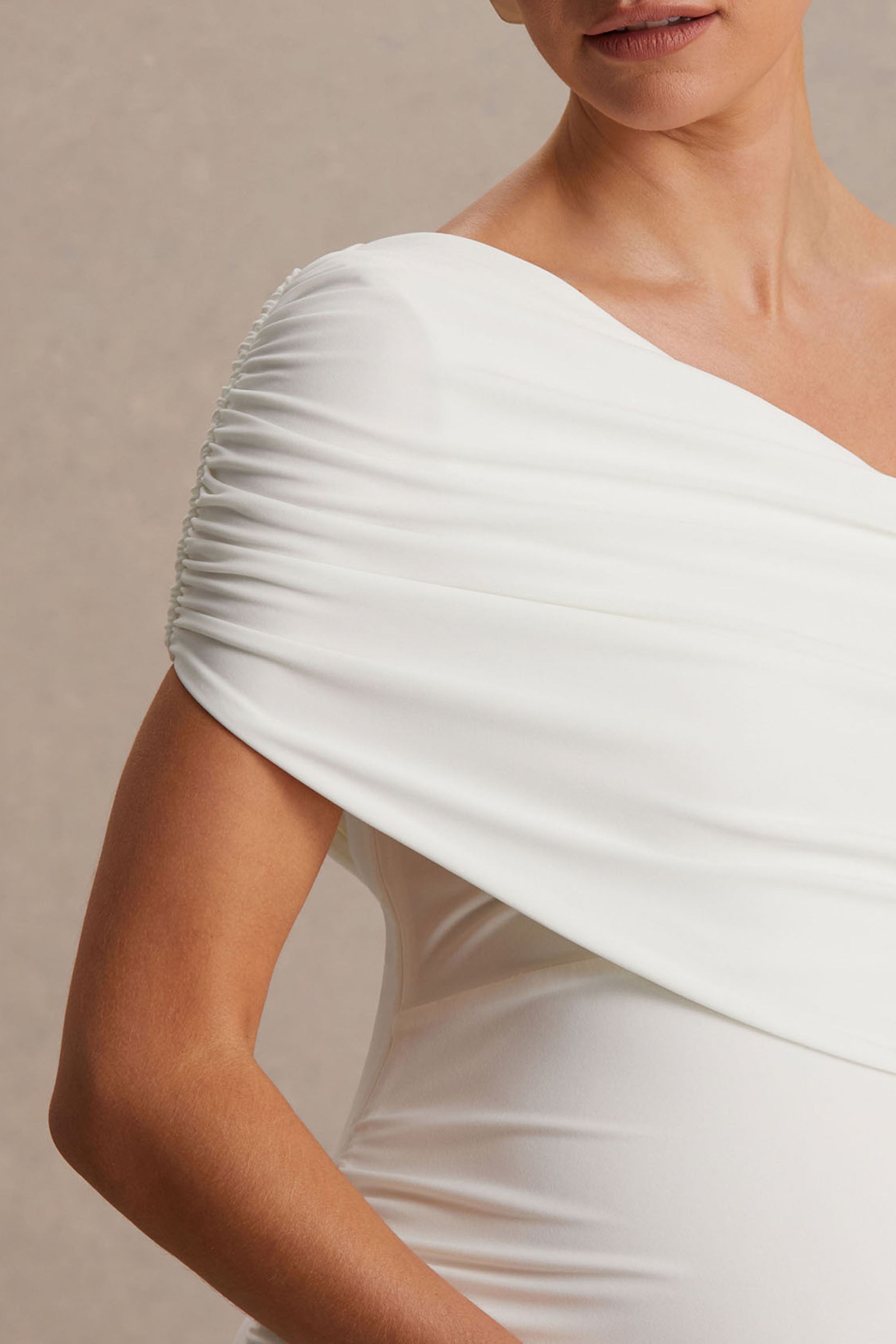 Noah | Beyaz Asimetrik Yaka Maxi Elbise ile Düşük Bel