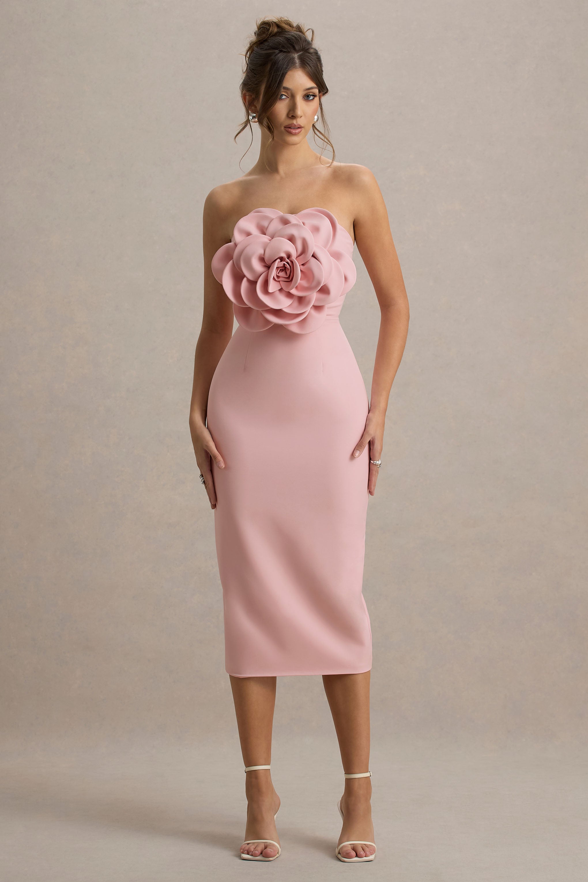 Phina | Büyük Çiçek Korsajlı Soluk Pembe Bodycon Midi Elbise