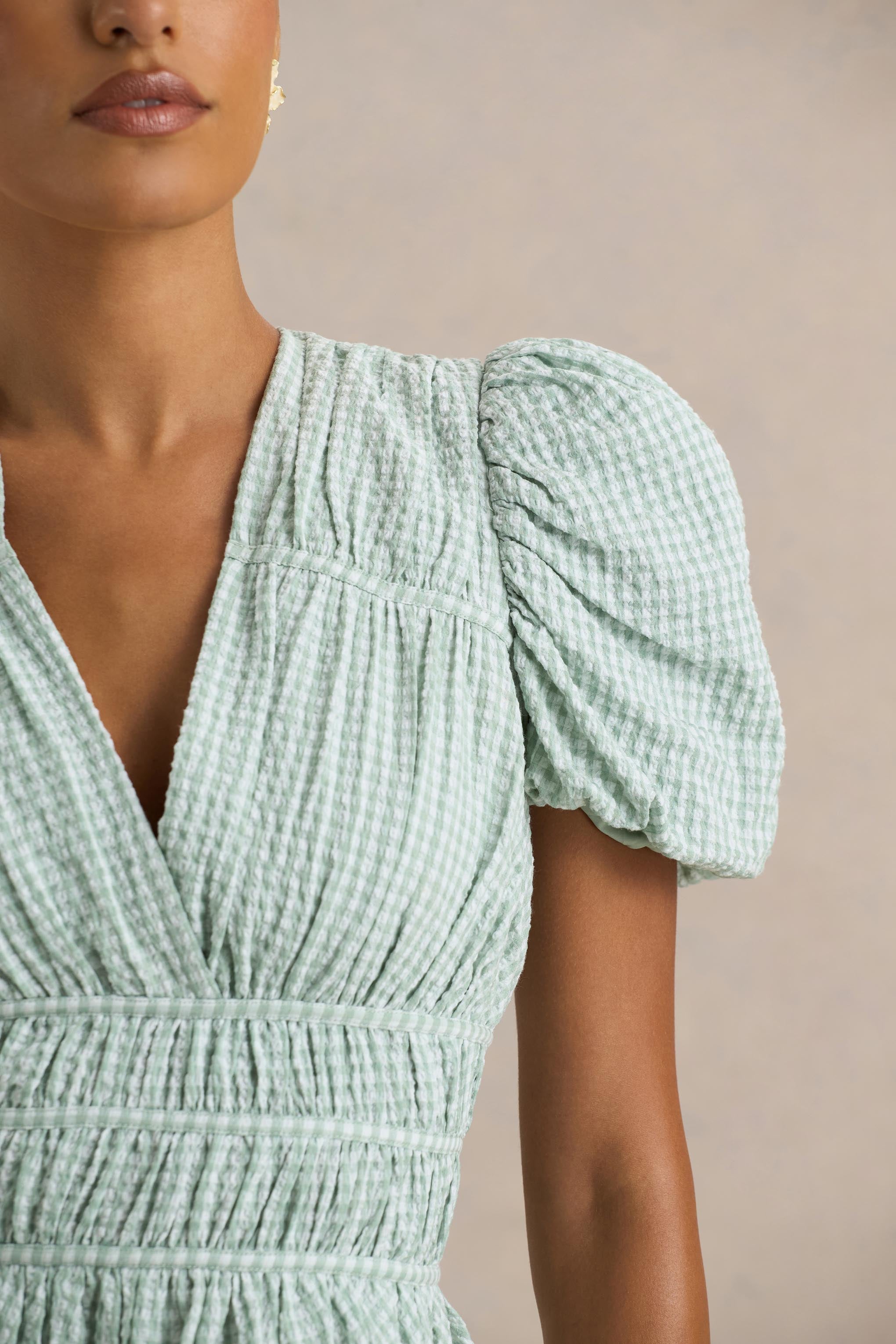 Laurelle | Fırfırlı Detaylı Yeşil Derin Yaka Mini Elbise