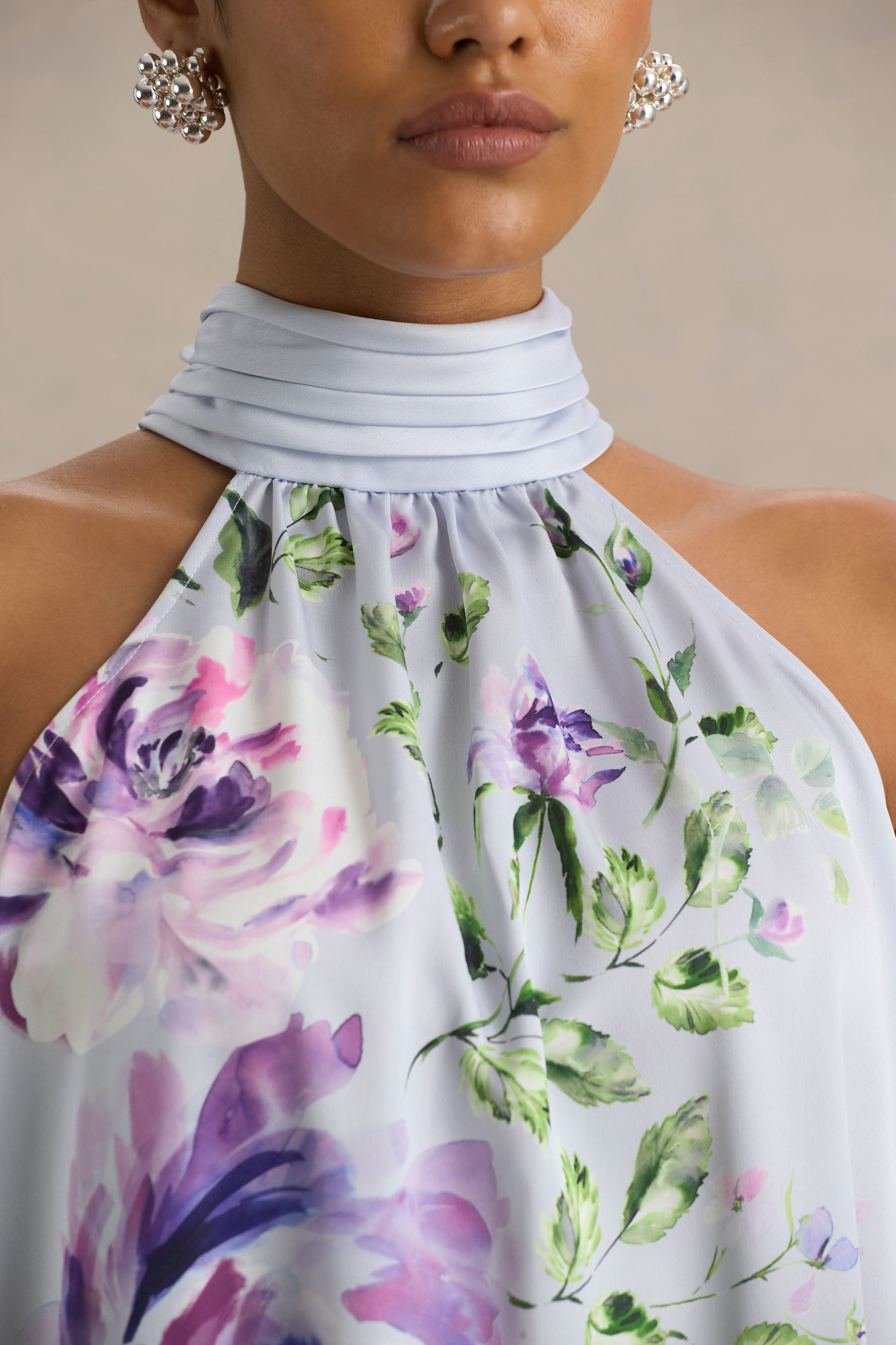 Evita | Toz Mavi Gül Desenli Yüksek Yaka A-Line Mini Elbise ile Fiyonklu