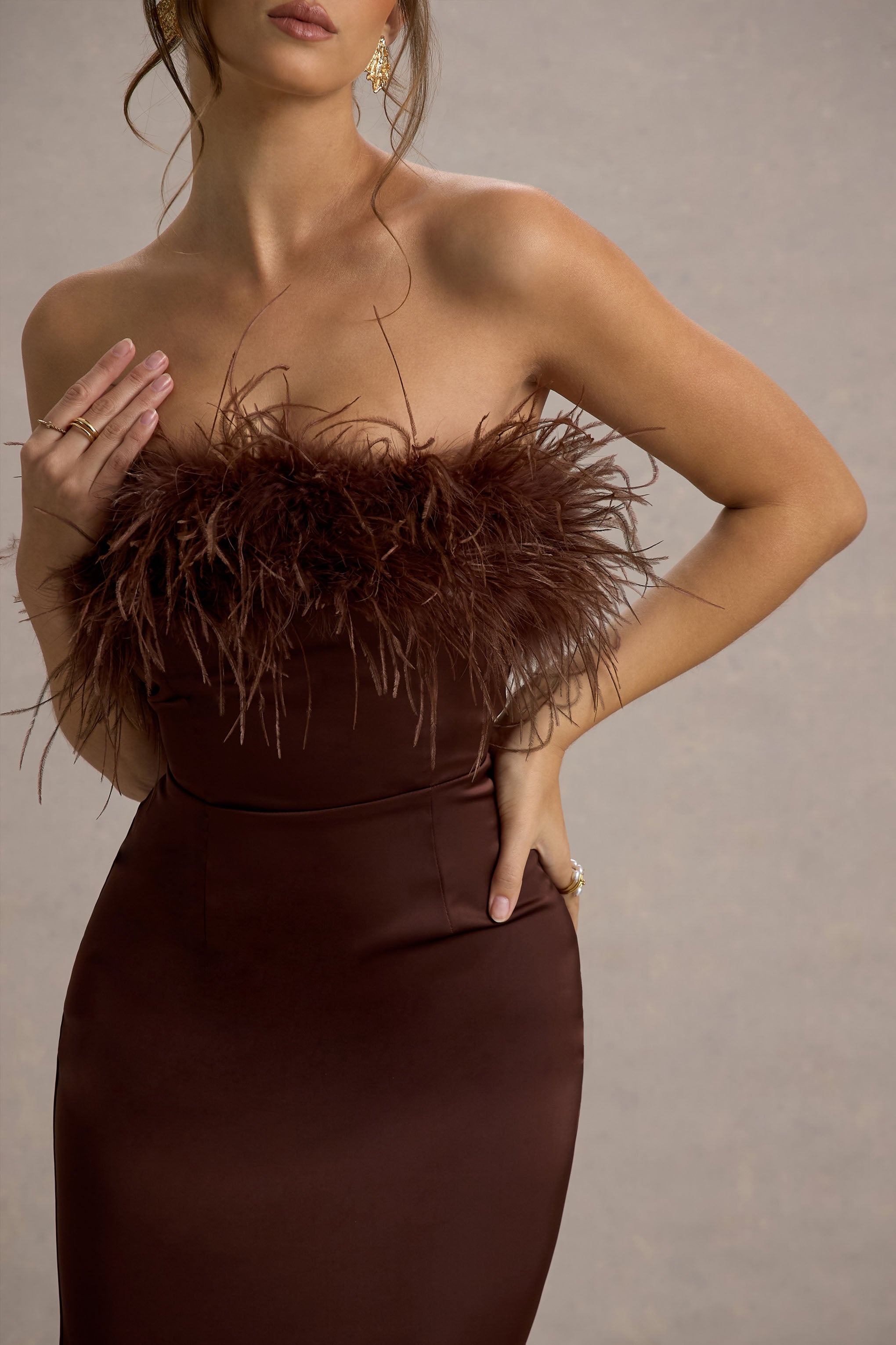 Onun İçin Elbise | Kahverengi Saten Tüy Detaylı Bandeau Maxi Elbise
