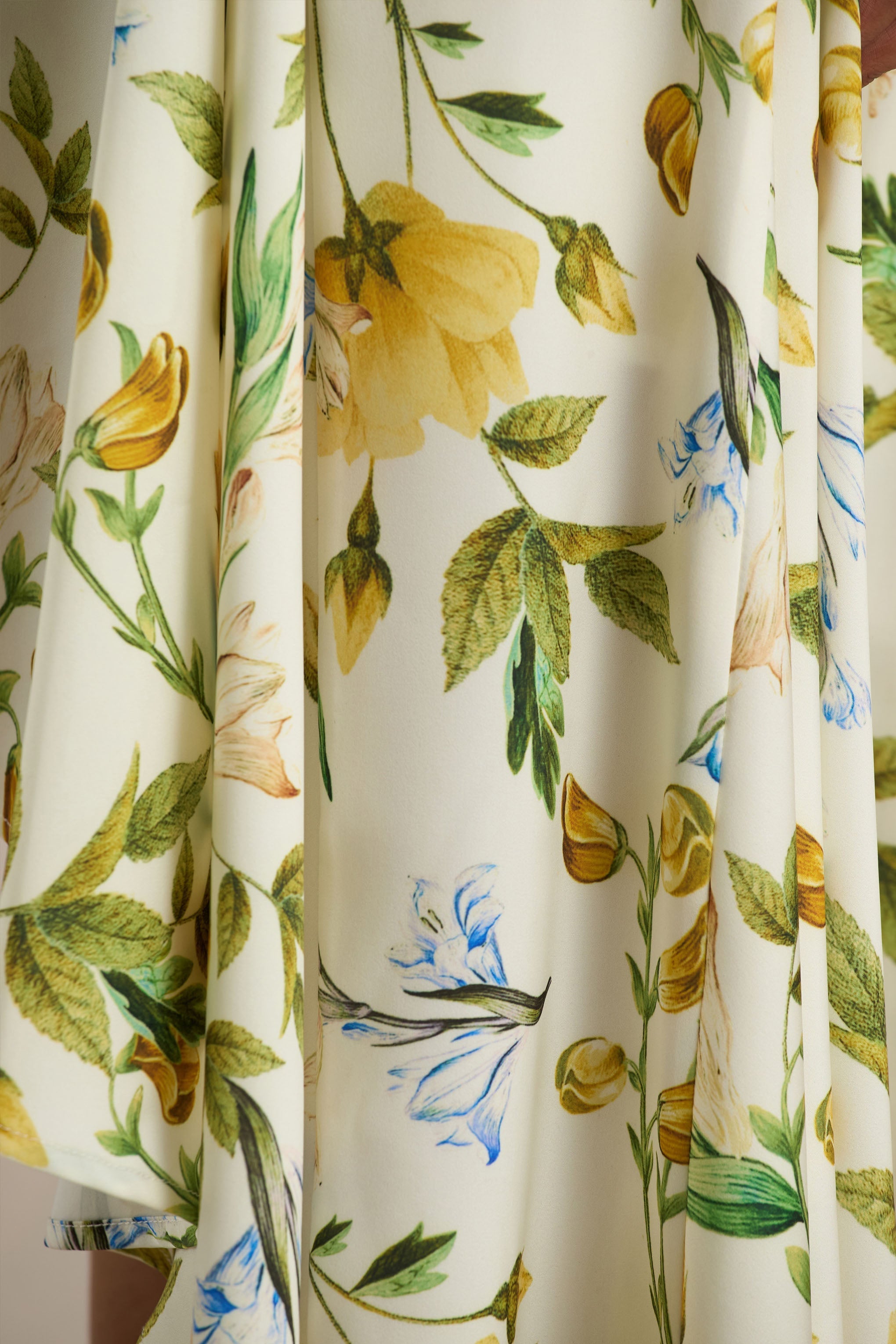 Glint | Beyaz Botanik Desenli Saten Derin Yaka Maxi Elbise, Asimetrik Etek Ucu