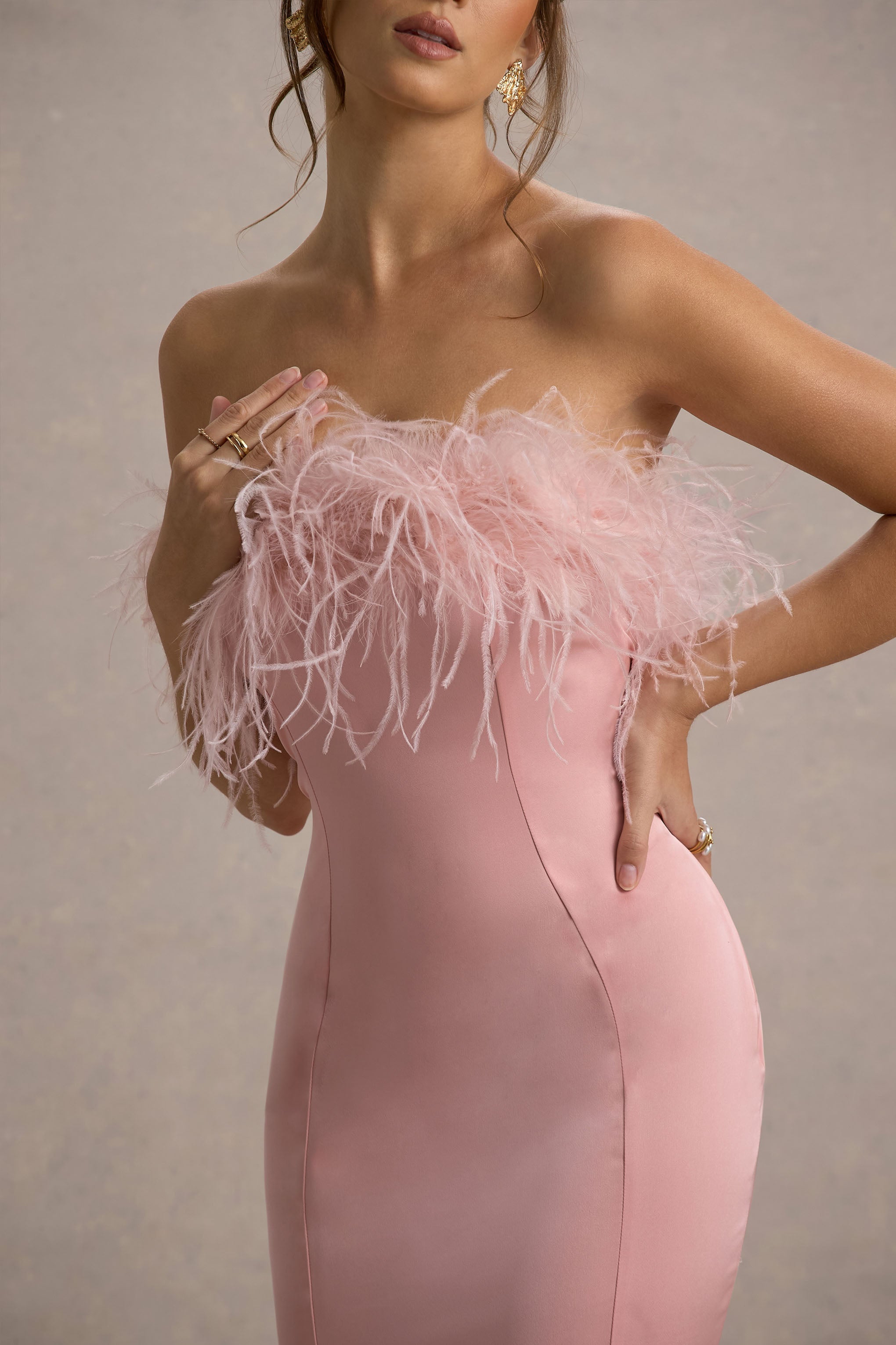 Tek Ve Eşsiz | Açık Pembe Saten Tüy Detaylı Bandeau Midi Elbise