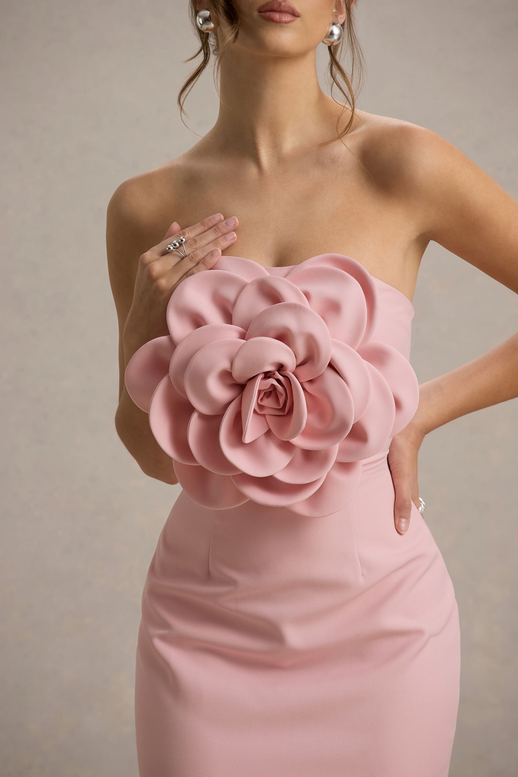 Phina | Büyük Çiçek Korsajlı Soluk Pembe Bodycon Midi Elbise